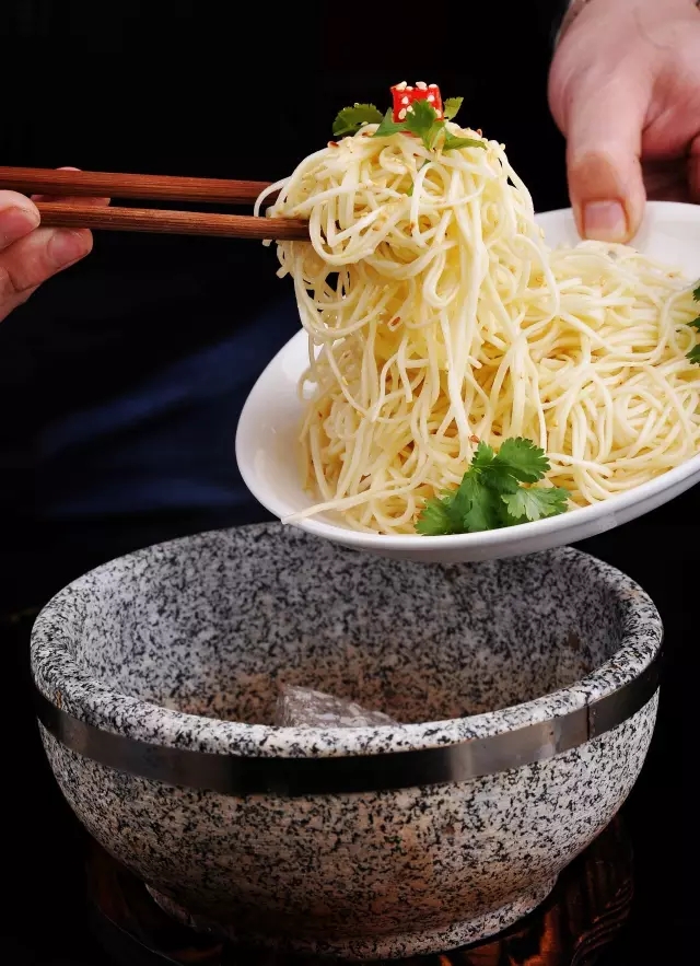 【上电视啦】蛋二三小面亮相《麻辣面对面》， 看著名影星曾志伟筷子下的鱼肚面~