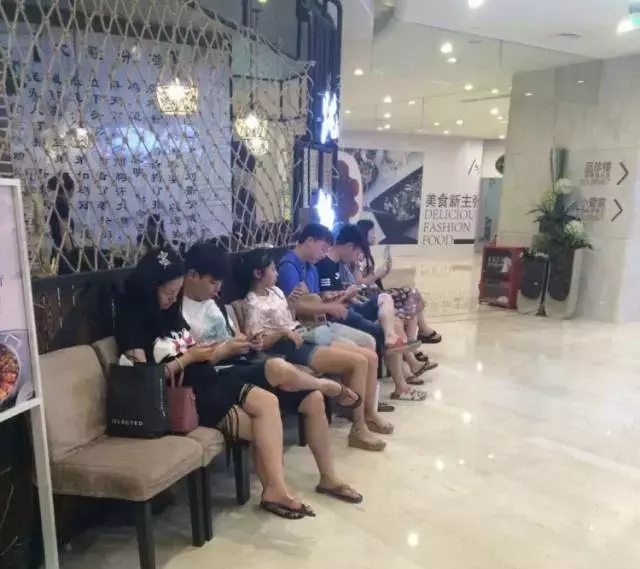 餐厅爆满，食客慕名而来、提前预约···这种餐饮真的如此火爆？