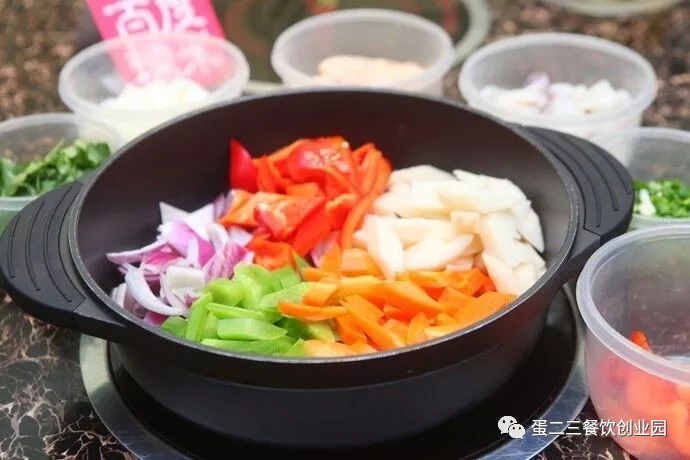 今天吃什么?你想吃的东西这个锅里都能满足你的食欲~