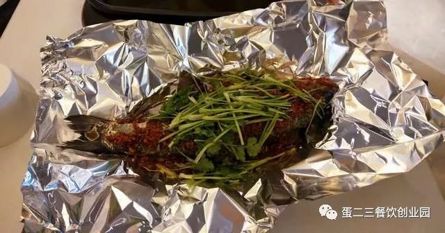 震惊!港下这家用石头做菜的鱼店,吃一斤送一斤,还有···