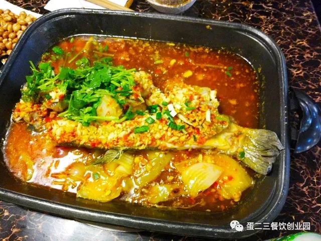 震惊!港下这家用石头做菜的鱼店,吃一斤送一斤,还有···