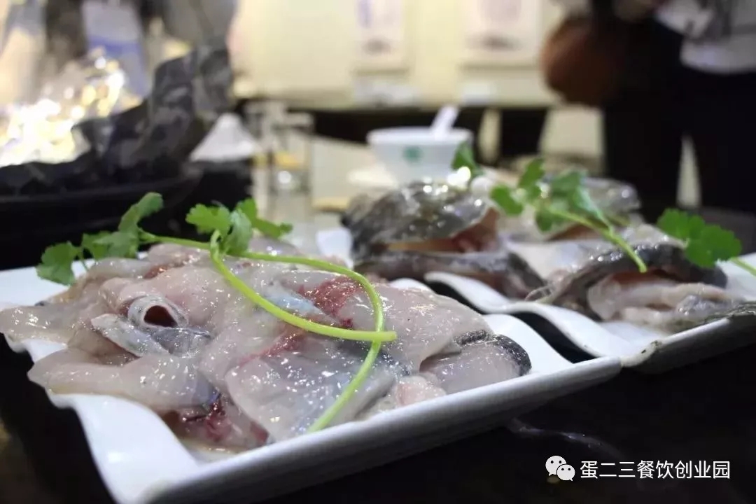 济源这家占地数百平米的鱼火锅店,又有大动作啦,吃鱼送牛骨,还有···