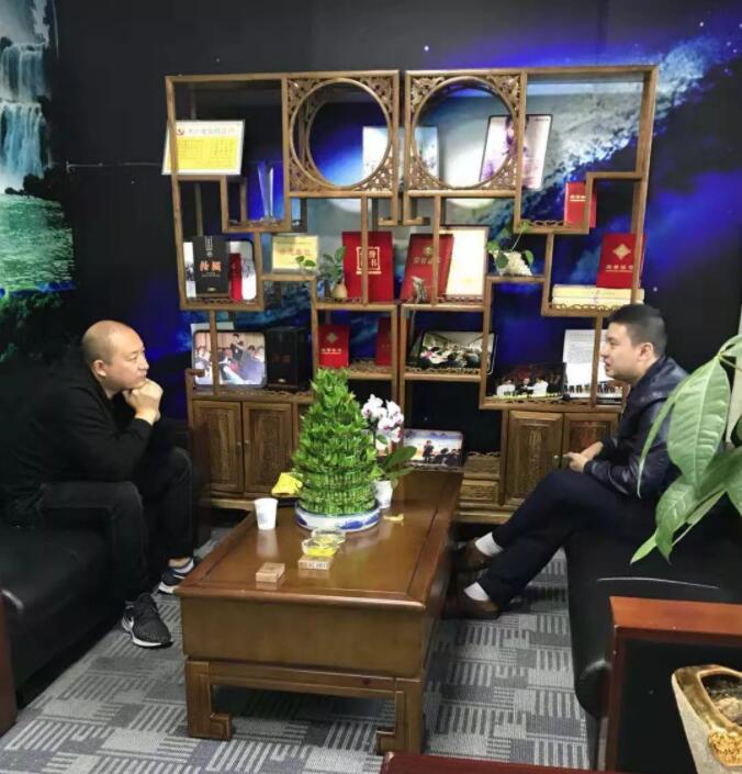 石头餐饮|让你坐不住的火爆项目!欢迎河北邢台许总到访公司考察小面,纸包鱼项目!