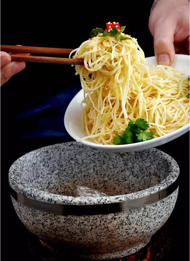 石头餐饮|让你坐不住的火爆项目!欢迎河北邢台许总到访公司考察小面,纸包鱼项目!