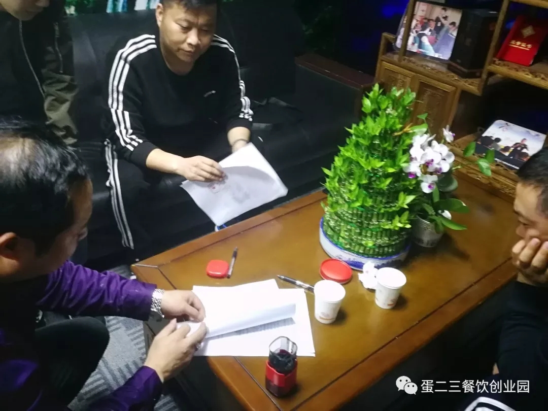 这才是小郡肝真正的姿势,维权不停,签约不断!