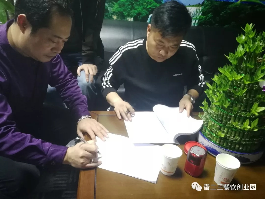 这才是小郡肝真正的姿势,维权不停,签约不断!