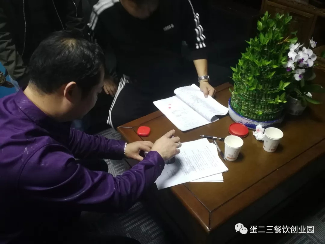 这才是小郡肝真正的姿势,维权不停,签约不断!