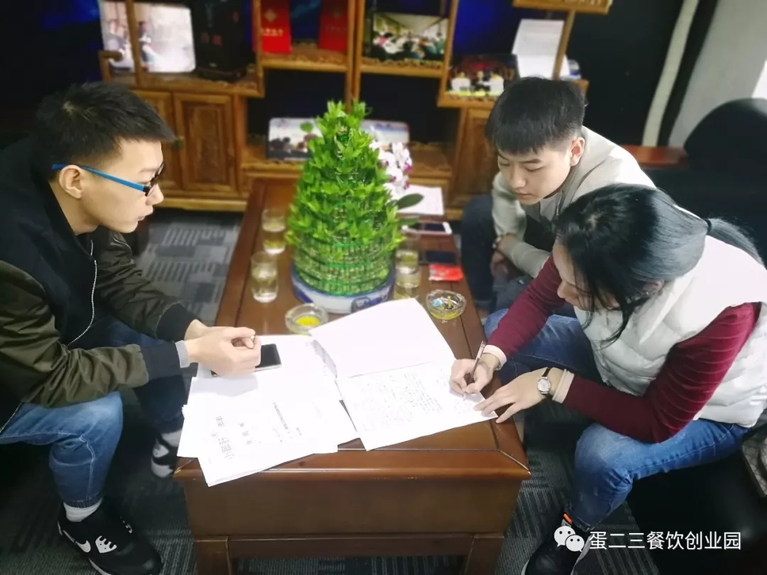 这才是小郡肝真正的姿势,维权不停,签约不断!