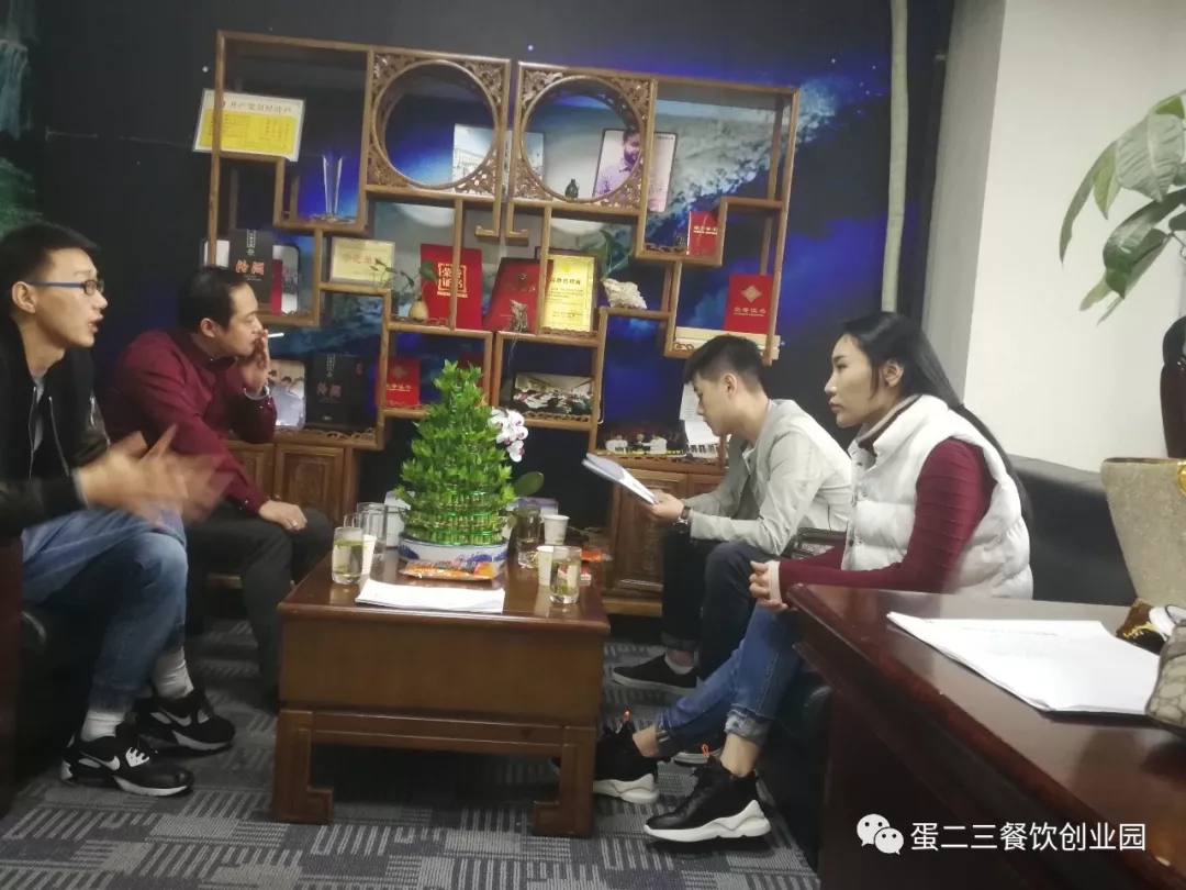 这才是小郡肝真正的姿势,维权不停,签约不断!